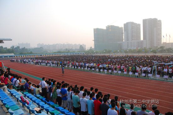 钦州二中今天举行开学典礼暨龙国辉奖学金颁奖仪式