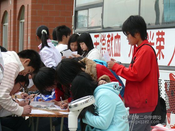 我校师生踊跃参加无偿献血活动