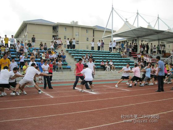 钦州二中举行“庆祝教师节”教职工拔河比赛