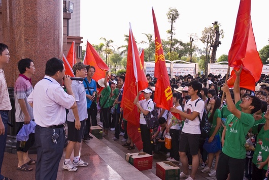 今天我校组织高二年级师生进行远足实践活动