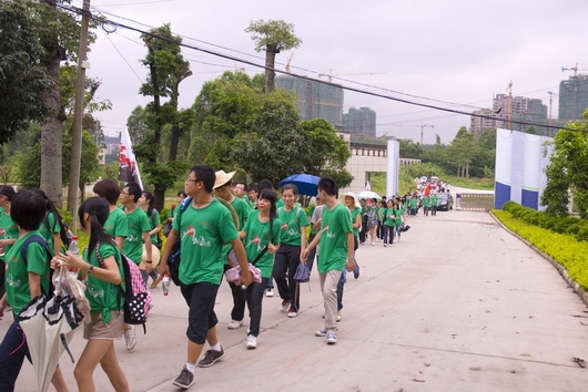 今天我校组织高二年级师生进行远足实践活动