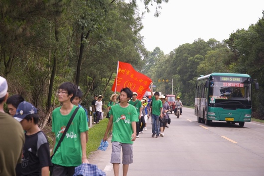 今天我校组织高二年级师生进行远足实践活动