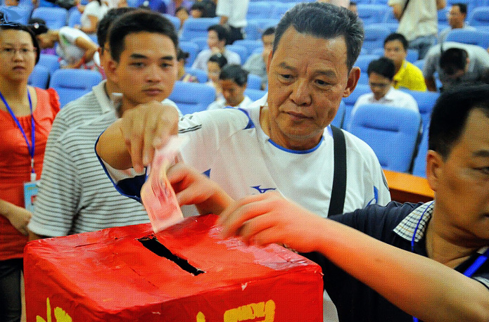 钦州二中师生为谢萍萍同学举行捐款活动