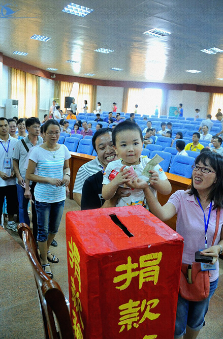 钦州二中师生为谢萍萍同学举行捐款活动