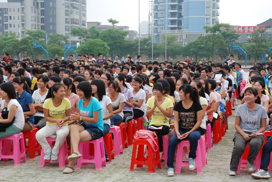 我校举行2012年十八岁成人仪式