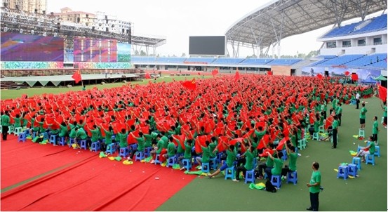 我校一千余名师生参加市“万人唱红歌”大型文艺晚会