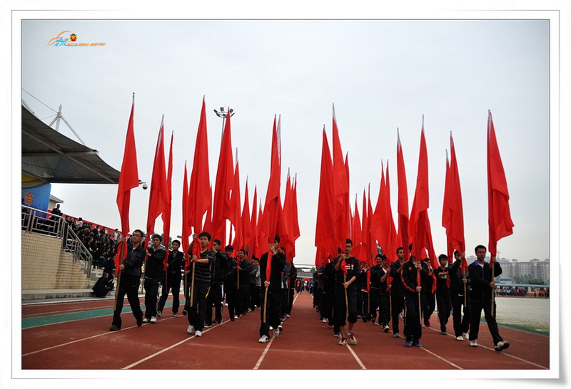 青春与阳光共舞，运动与激情同在——庆祝我校第二十六届田径运动会取得圆满成功