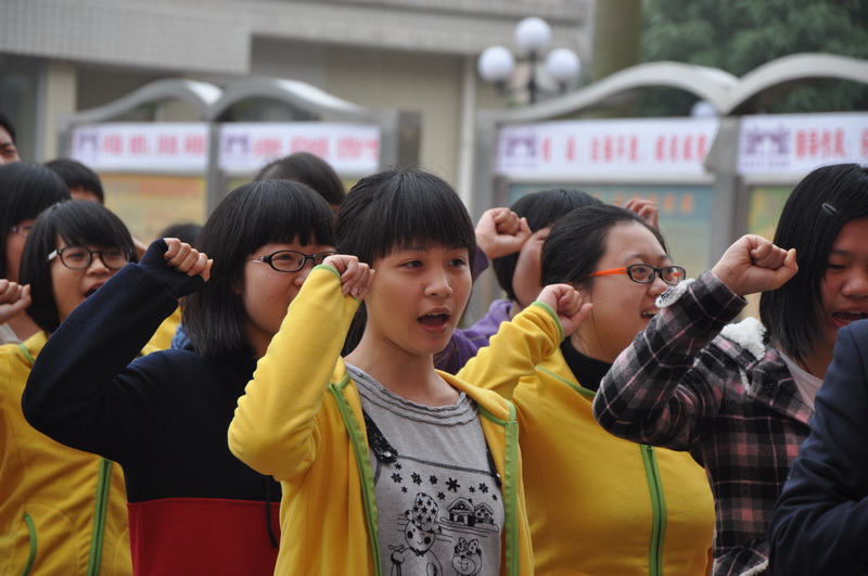 钦州二中举行2013届高考百日冲刺誓师大会