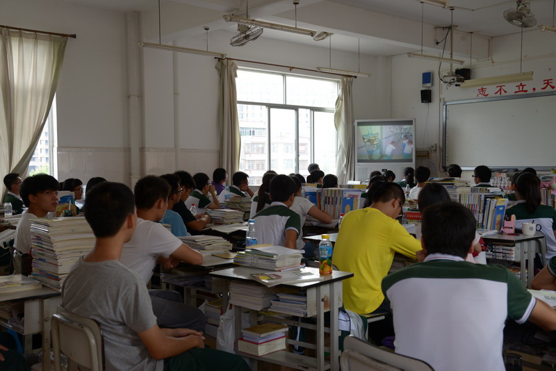 我校高一年级举行2014年春季学期防灾应急疏散演练