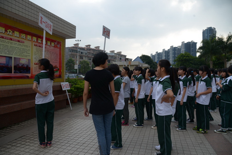 我校高一年级举行2014年春季学期防灾应急疏散演练