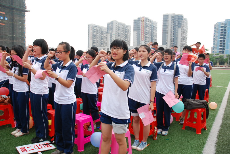 “18岁的选择，青春的梦想”我校高二年级举行2014年十八岁成人仪式