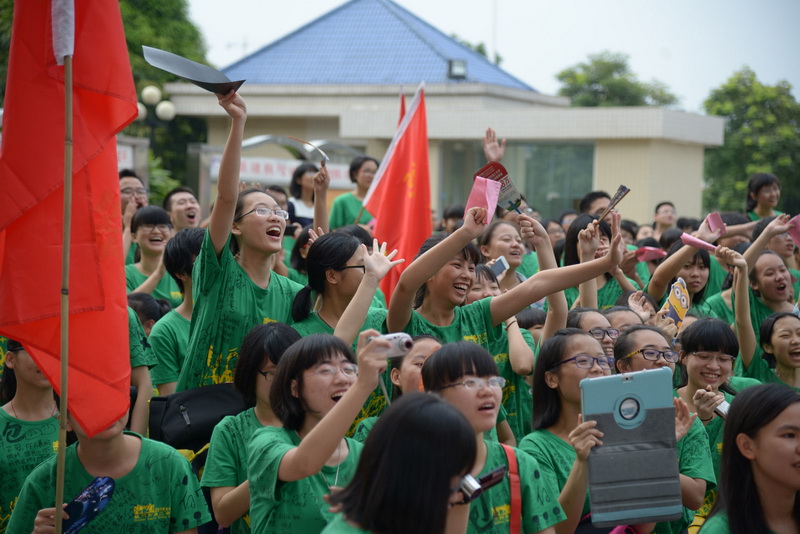 钦州二中举行2014届高三学生毕业典礼暨十八岁成人仪式