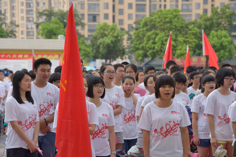 我校隆重举行“感恩母校，相约二十年”2015届高三学生毕业典礼