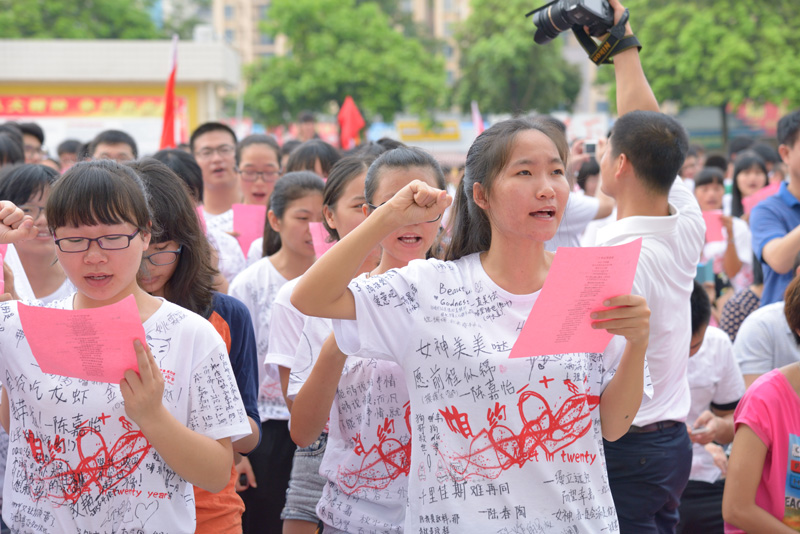 我校隆重举行“感恩母校，相约二十年”2015届高三学生毕业典礼