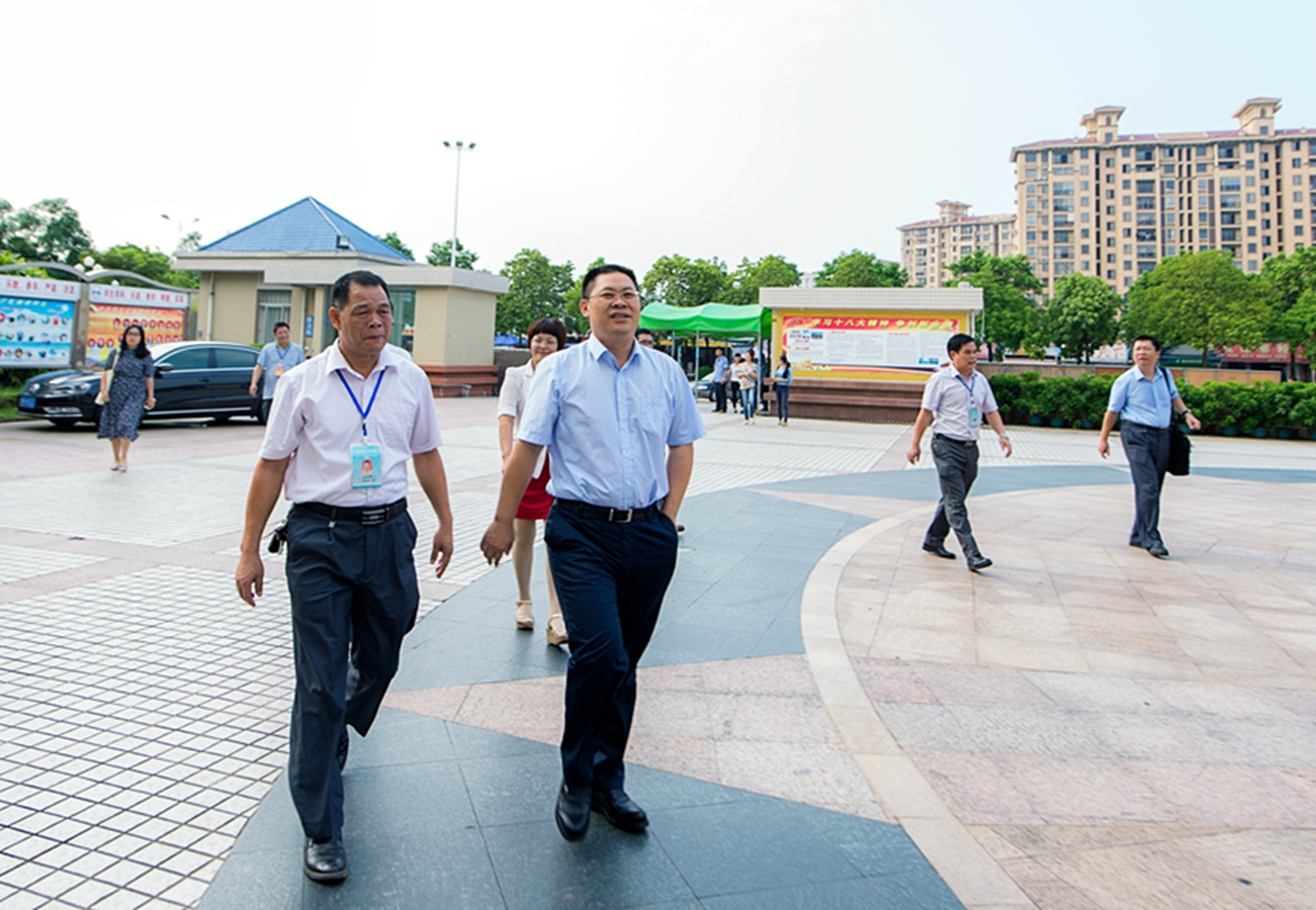 唐琮沅市长莅临我校慰问教师节