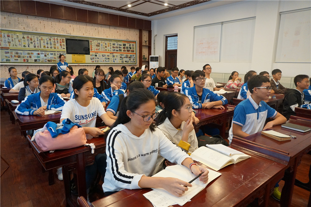 品味书香，传承经典——钦州二中团委开展学生社团读书沙龙活动