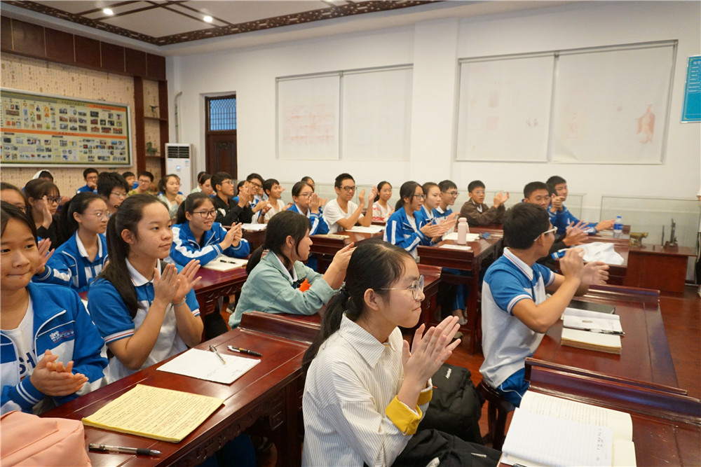 品味书香，传承经典——钦州二中团委开展学生社团读书沙龙活动