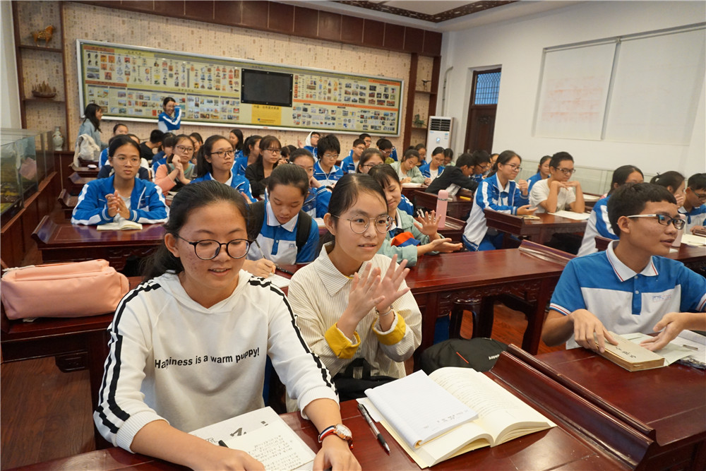 品味书香，传承经典——钦州二中团委开展学生社团读书沙龙活动