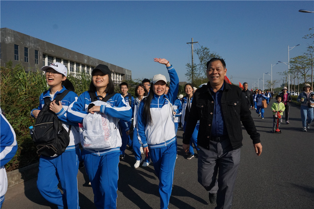 成长感恩，奋志笃行------钦州二中举办高三年级成人礼暨励志远足活动