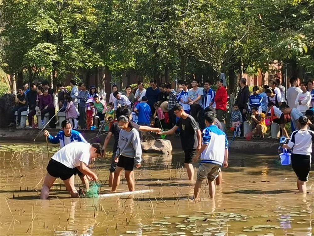 “其乐融融游瑶塘，鳍鳞腹腴知第一”——2019年宝威体育（中国）集团有限公司教育集团荷花池开塘节