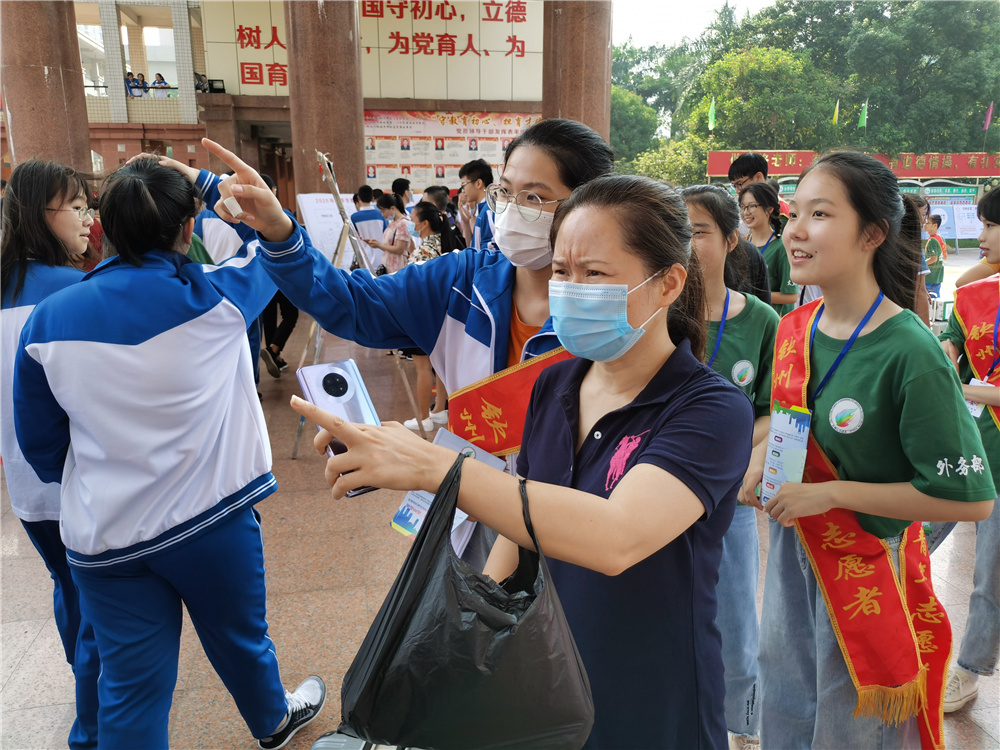 今日二中学子，明朝国家栋梁------钦州二中热烈欢迎高一新生报到