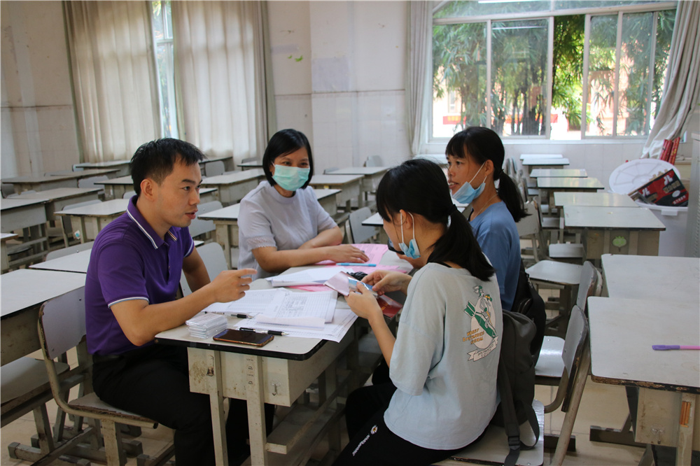 今日二中学子，明朝国家栋梁------钦州二中热烈欢迎高一新生报到