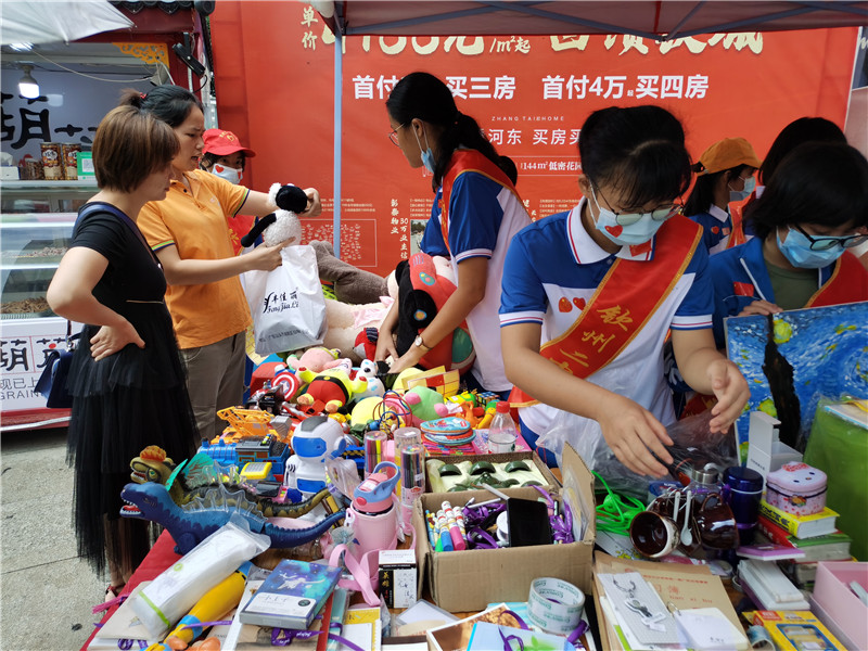 传递爱心  共建文明 ——钦州二中举行“学雷锋”志愿服务活动暨国庆爱心义卖活动