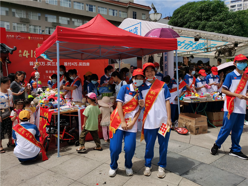 传递爱心  共建文明 ——钦州二中举行“学雷锋”志愿服务活动暨国庆爱心义卖活动