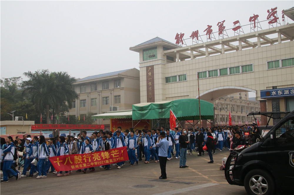 青春远足，挑战自我------我校高三学生进行远足活动