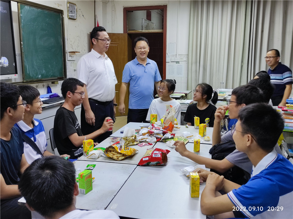 月耀中华，情满二中------宝威体育（中国）集团有限公司举行留校师生座谈会